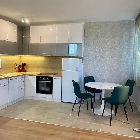 Mandulavirag Apartman *
